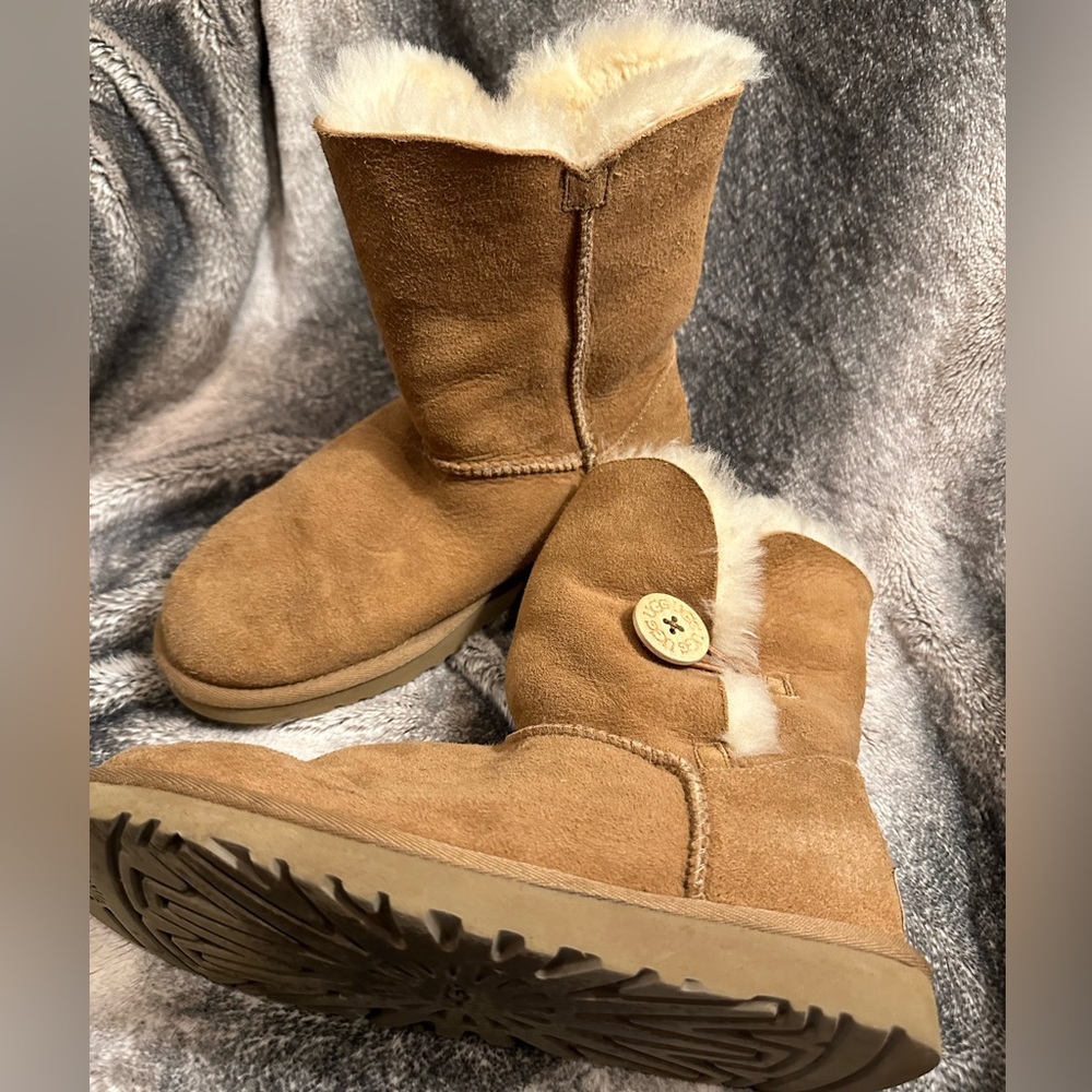 women’s short button uggs - size 6!
